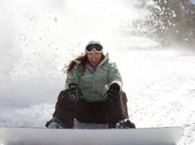 Deslízate con estilo: alquila tu equipo de esquí o snow y diviértete