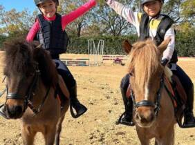 Paseo en poni para niños con La Finca Pony Club