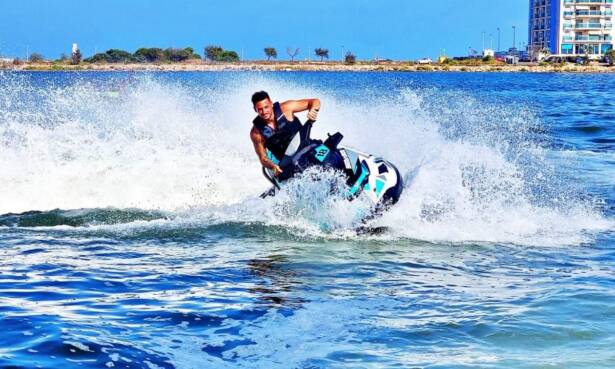 Descubre La Manga del Mar Menor al volante de una moto de agua