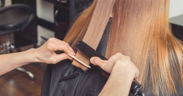 Alisado japonés con corte de puntas en Peluquería 12 Colores