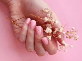 Consigue unas uñas impecables con una sesión de manicura y/o pedicura