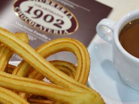 2 tazas de chocolate con churros en Chocolatería Los artesanos 1902