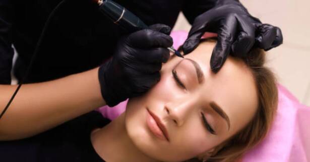 Cejas densas y definidas con una sesión de microblading