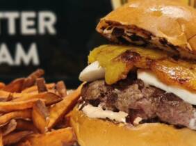 Menú de burgers Madhattan con acompañamiento y bebida en pleno Madrid