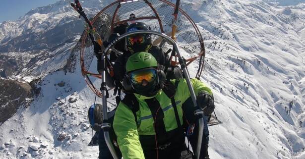 Vuelo en parapente por el pirineo aragonés con Cierzo Flight Co