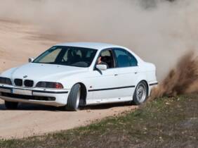 Conducción drift en asfalto o tierra con BMW 540i