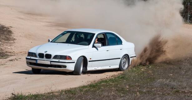 Conducción drift en asfalto o tierra con BMW 540i