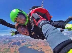 Salto tándem en paracaídas con Skydive