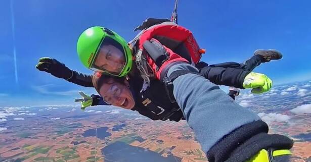 Salto tándem en paracaídas con Skydive