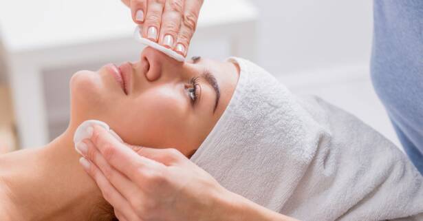 Higiene facial con colágeno y diseño cejas