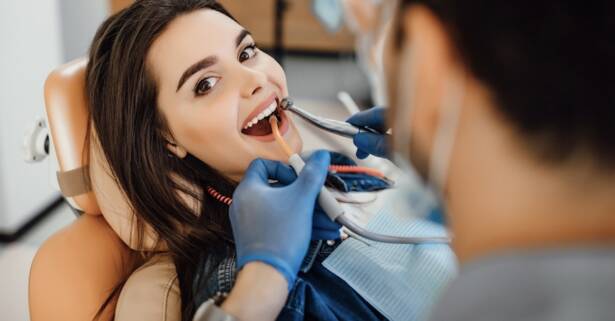 Limpieza bucal con opción a curetaje en la clínica dental One