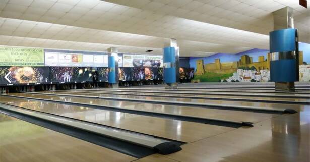 Partidas de bolos con palomitas y bebida en Bowling Alcalá