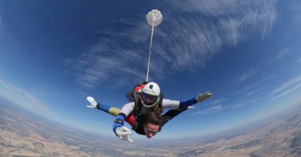 Salto tándem en paracaídas con Skydive