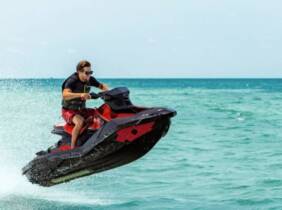 Siente la adrenalina sobre las olas con una excursión en moto de agua