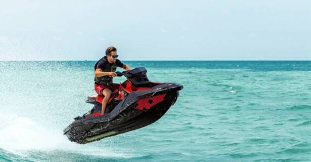 Siente la adrenalina sobre las olas con una excursión en moto de agua