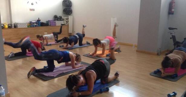 Clases dirigidas en el gimnasio exclusivo para mujeres Woman Fitness