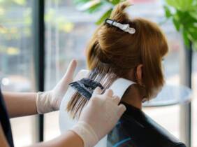 Sesión de peluquería con corte y tinte de raíz y mechas en Gallars