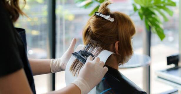 Sesión de peluquería con corte y tinte de raíz y mechas en Gallars