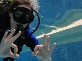 Bautismo de buceo en piscina con Neodive