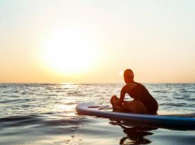 Practica el deporte de moda con un servicio de alquiler de paddle surf