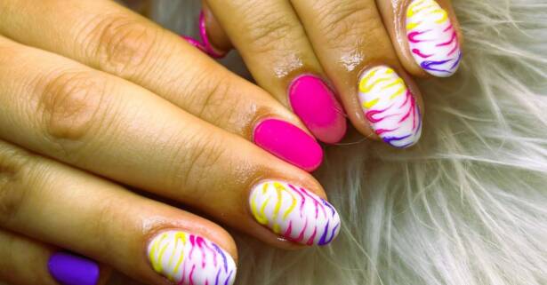 2 sesiones de manicura y/o pedicura con esmaltado en Souzza Nails Art