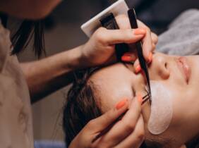 Tratamiento de cejas y pestañas en Estetica Daza