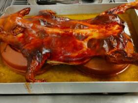 Menú de cochinillo al horno de leña en Asador Reconquista