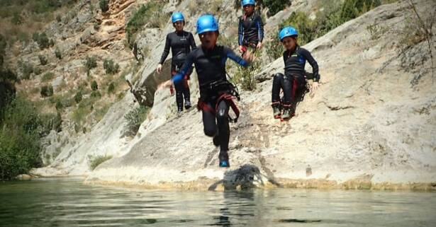 ¿Buscas adrenalina? Barranquismo acuático de iniciación con tentempié