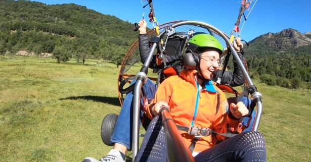 Vuelo en parapente por el pantano de La Loteta con Cierzo Flight Co