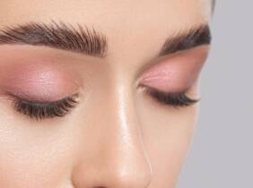 Lifting y tinte de pestañas con depilación de cejas en New Aesthetic