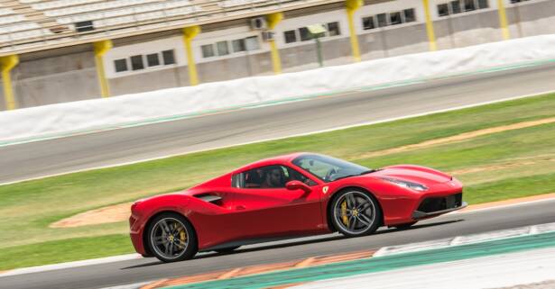 Conducción de un Ferrari en circuito corto en Best Experience