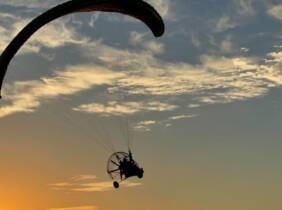 Vuelo en parapente biplaza o a motor con piloto en Íkaro Parapente