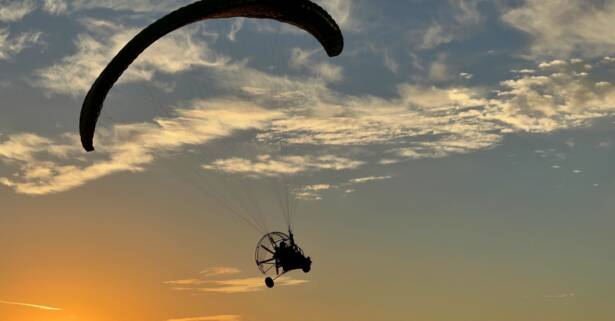 Vuelo en parapente biplaza o a motor con piloto en Íkaro Parapente