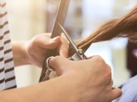 Sesión de peluquería con mechas