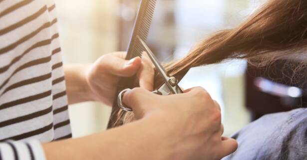 Sesión de peluquería con mechas