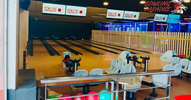 Puntería a prueba: 3 partidas de bolos en Bowling Paradise Granollers