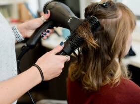 Sesión de peluquería con mechas y/o tinte en La Fabrika Peluquería