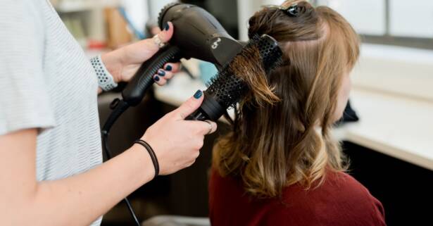 Sesión de peluquería con mechas y/o tinte en La Fabrika Peluquería