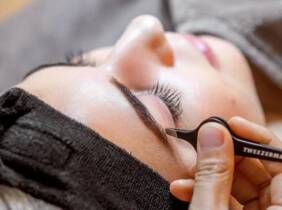 Cuidado de las pestañas y cejas en Nails_byalefacho