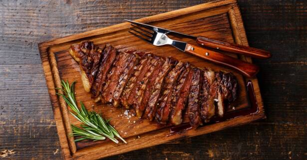 Disfruta de una parrillada para 2 con postre y botella de vino