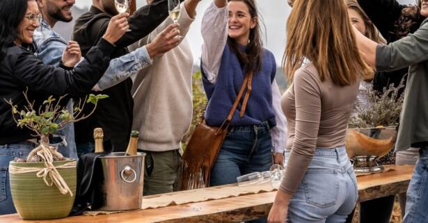 Menú comida con visita a bodega con paseo por la finca y cata de vino