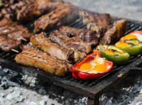 Menú de parrillada con postre y botella de vino en Brasería Casa Laura