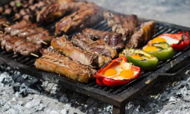 Menú de parrillada con postre y botella de vino en Brasería Casa Laura