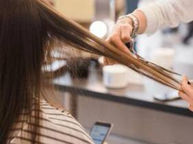 Sesión de peluquería en Sala de belleza y peluquería R. Martínez