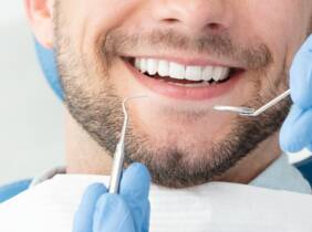 Blanqueamiento dental led y limpieza bucal con ultrasonidos y revisión