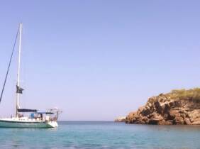 Paseo en barco de vela y picoteo