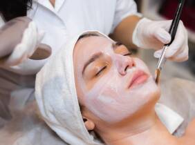 Higiene facial con microdermoabrasión en Glamurosa Beauty Salon