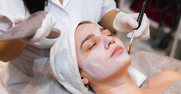 Higiene facial con microdermoabrasión en Glamurosa Beauty Salon