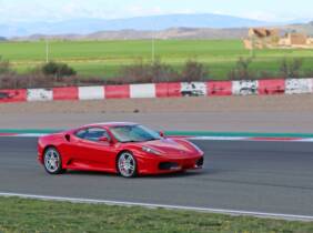 Conducción de un Ferrari en circuito corto o largo en Best Experience