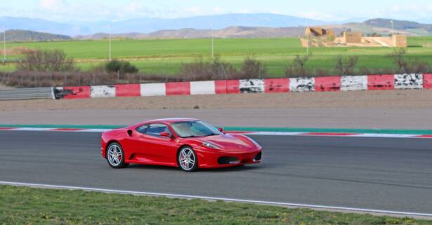 Conducción de un Ferrari en circuito corto o largo en Best Experience